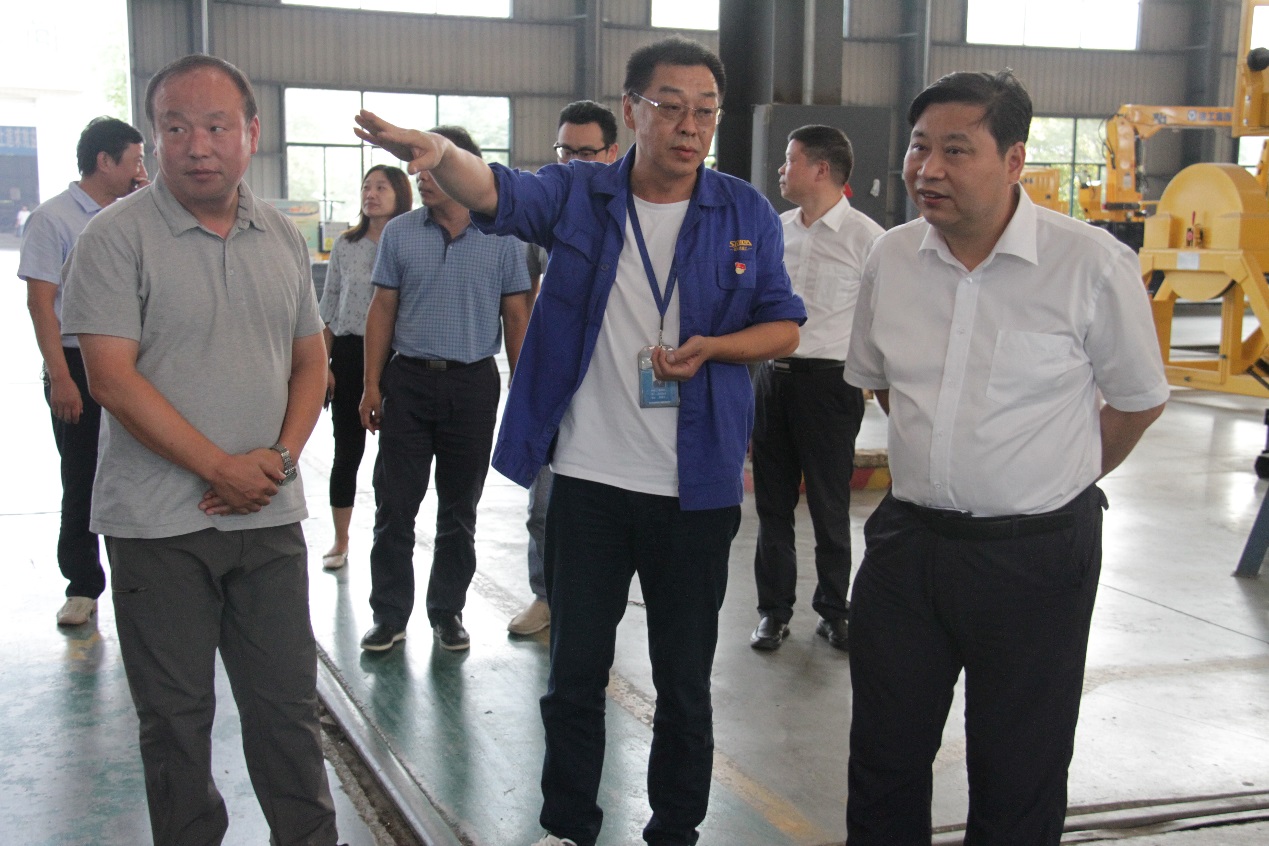 襄阳市银保监分局调研小组一行莅临乐竞网页版重工展开实地调研