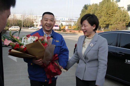 副市长龙小红莅临乐竞网页版新春走访慰问